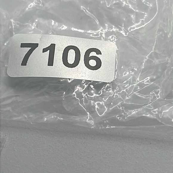 Gray Cat Enamel Pin - Picture 4 of 4